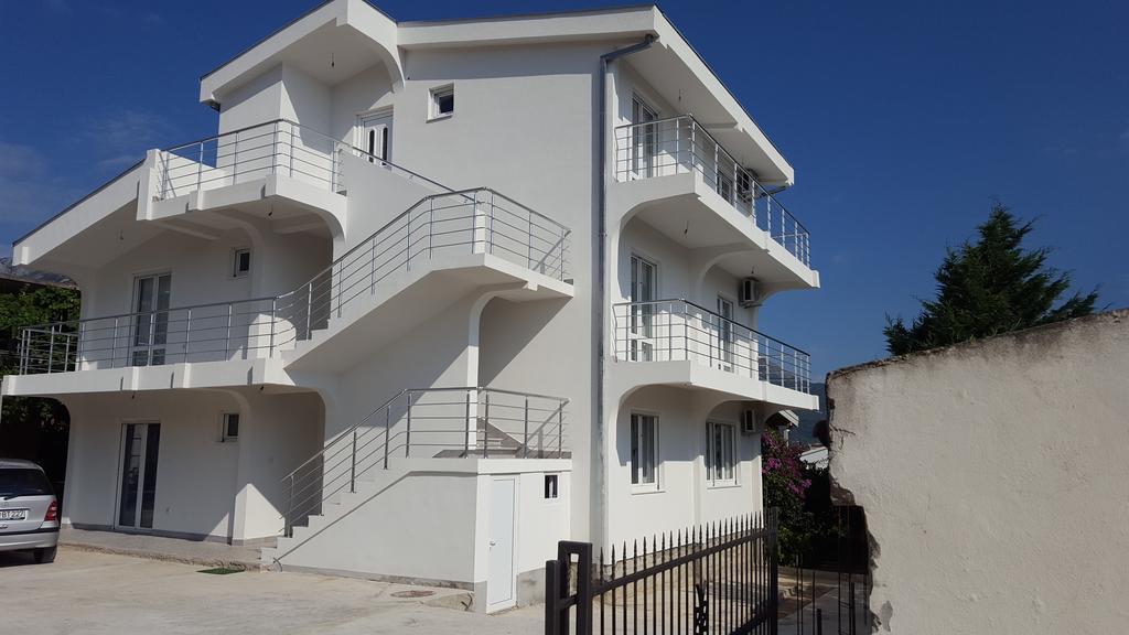 Gosa Apartments Bar Exterior foto